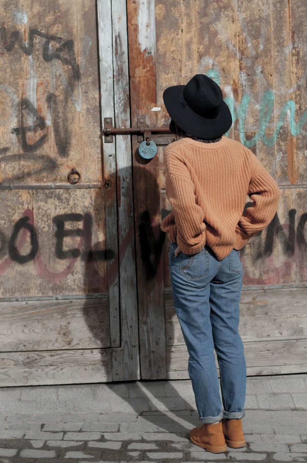 Botines Clarks, mom jeans Maje, sombrero Zara, jersei and other stories