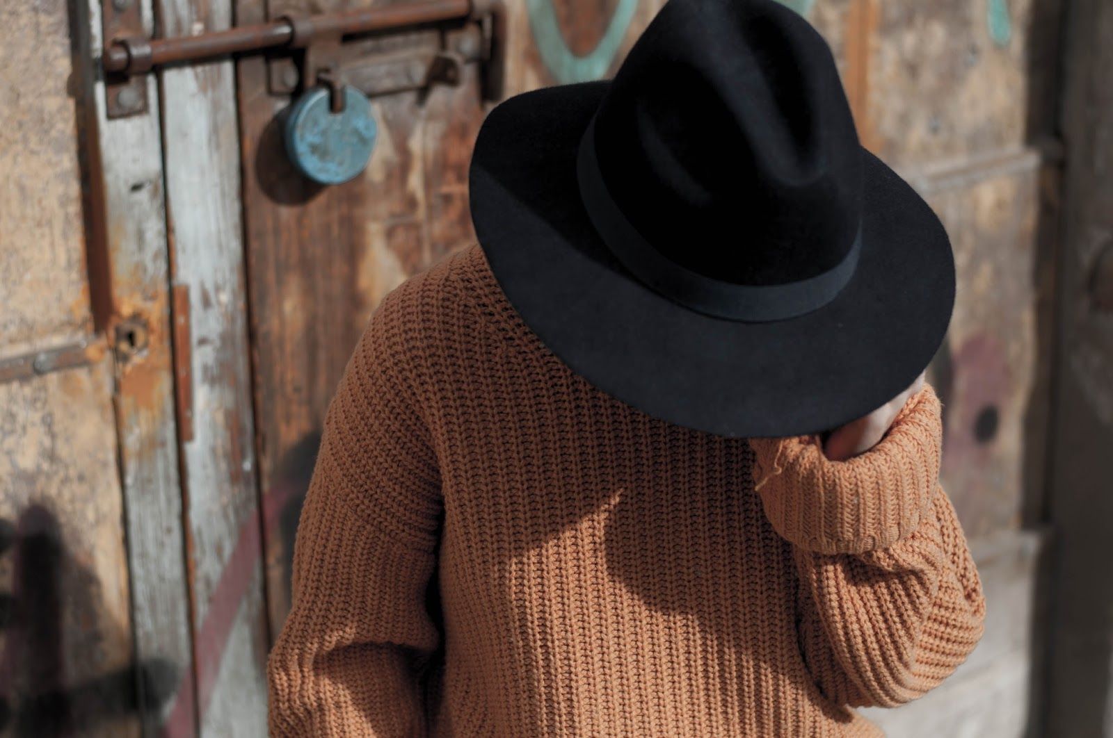 Botines Clarks, mom jeans Maje, sombrero Zara, jersei and other stories
