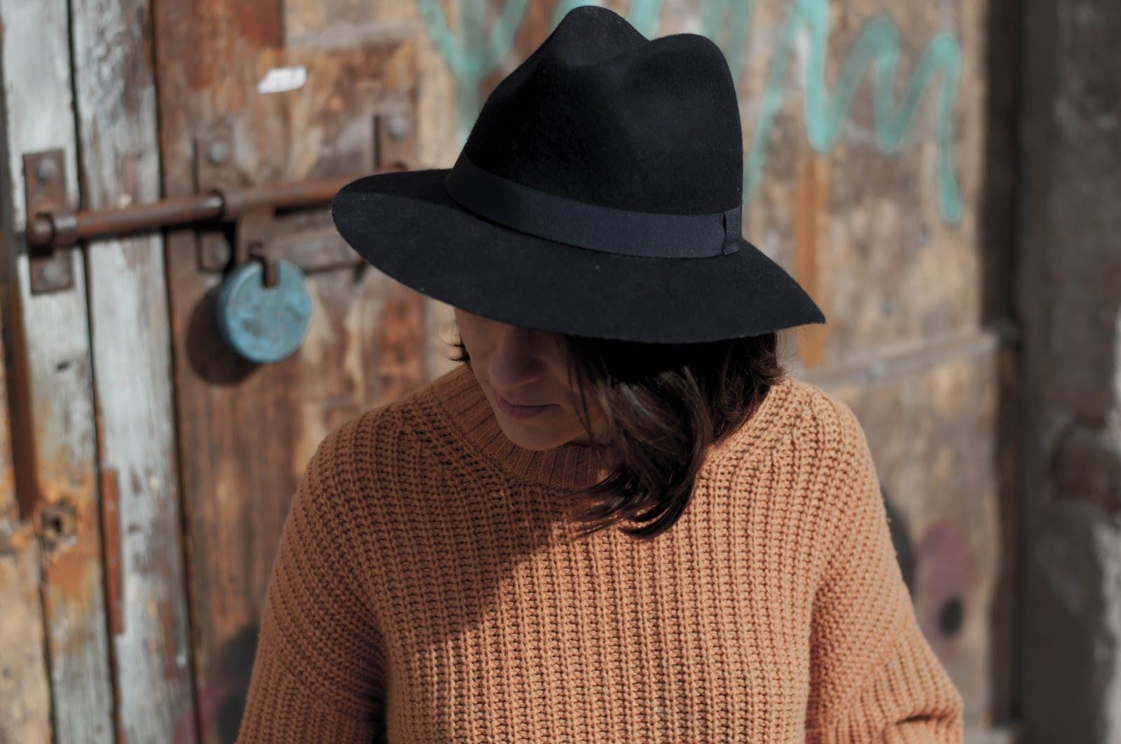 Botines Clarks, mom jeans Maje, sombrero Zara, jersei and other stories