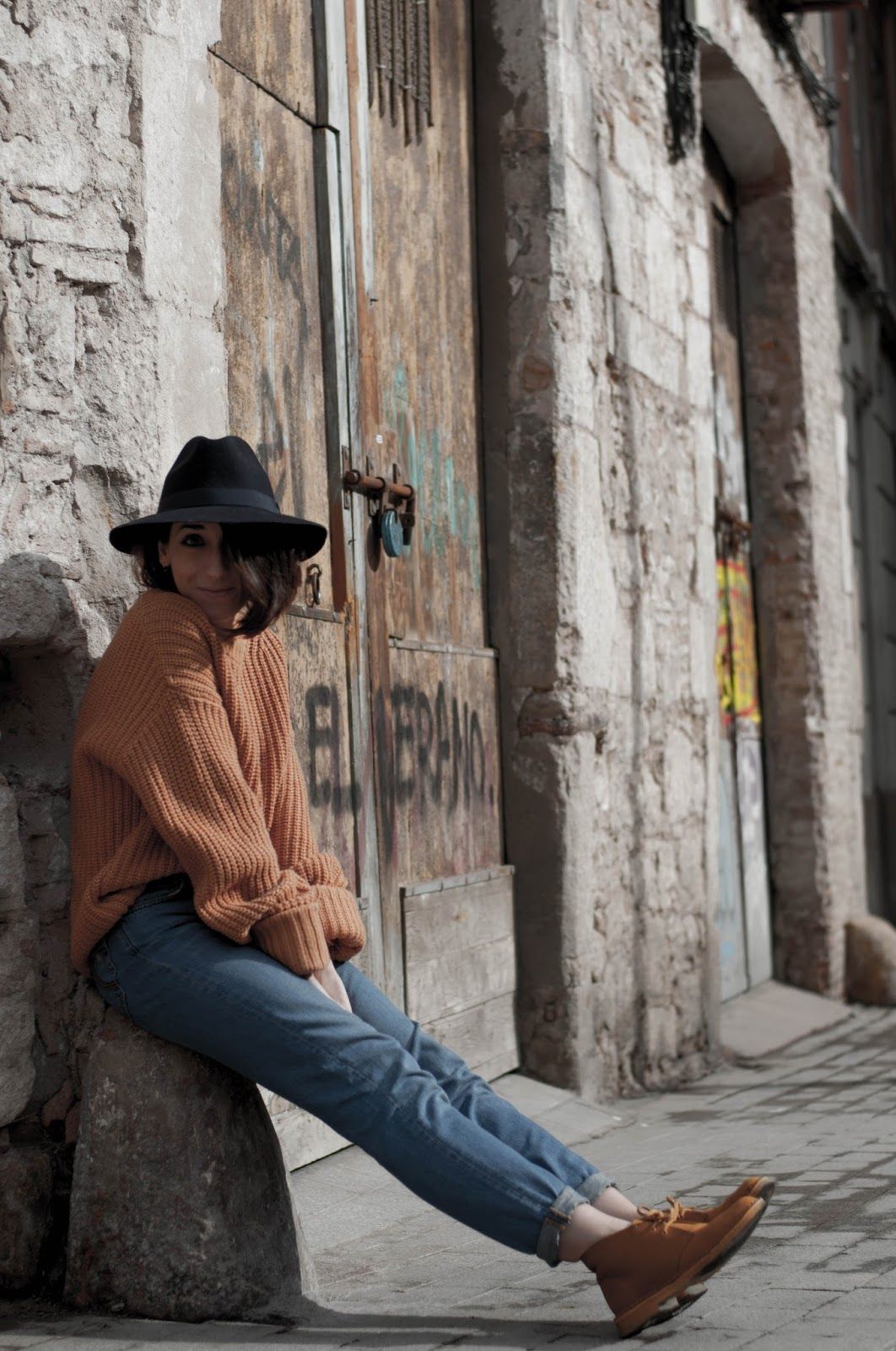 Botines Clarks, mom jeans Maje, sombrero Zara, jersei and other stories