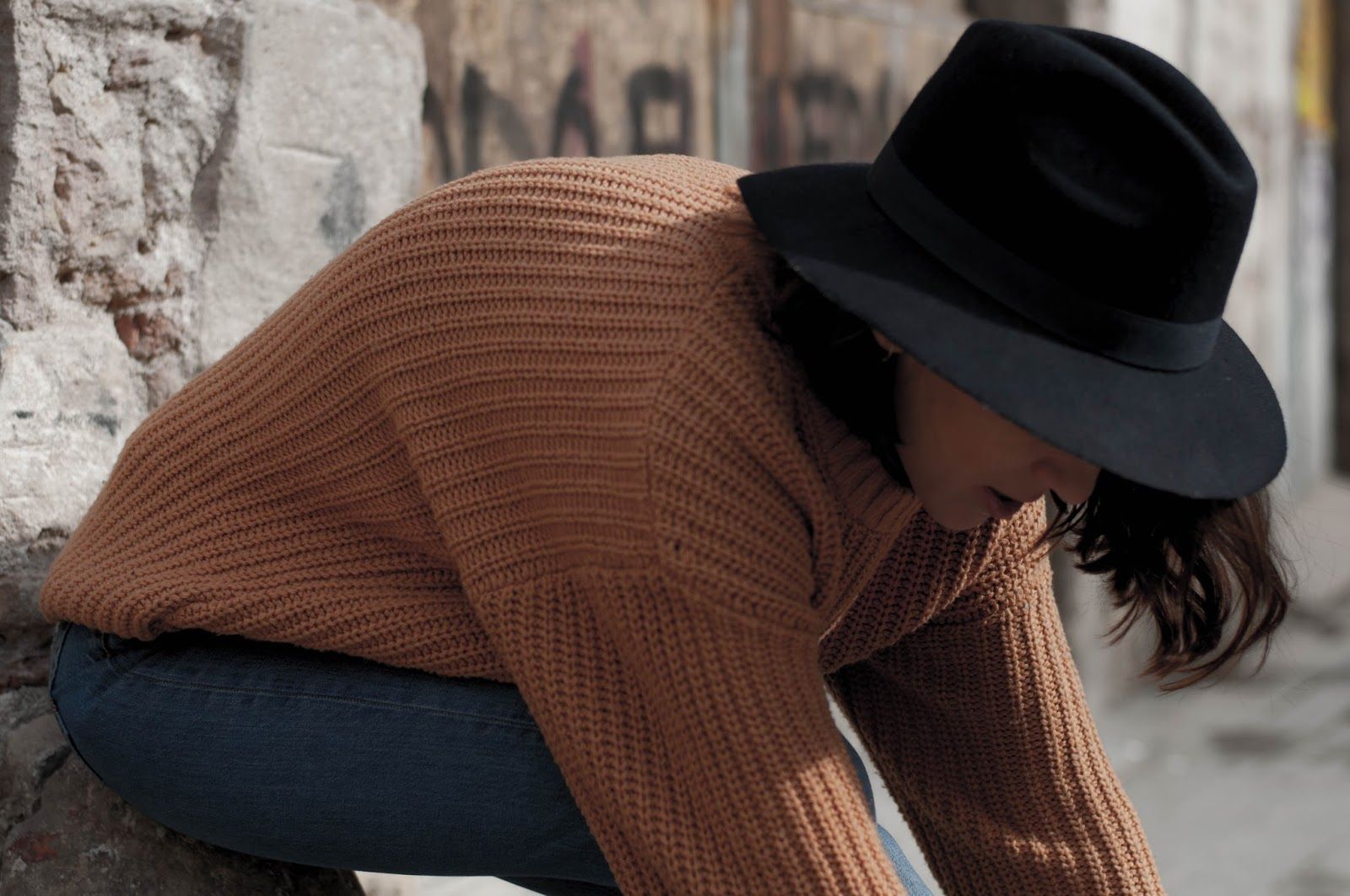 Botines Clarks, mom jeans Maje, sombrero Zara, jersei and other stories