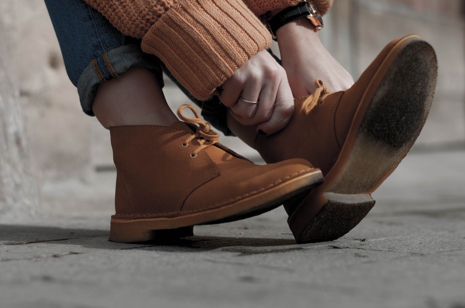 Botines Clarks, mom jeans Maje, sombrero Zara, jersei and other stories