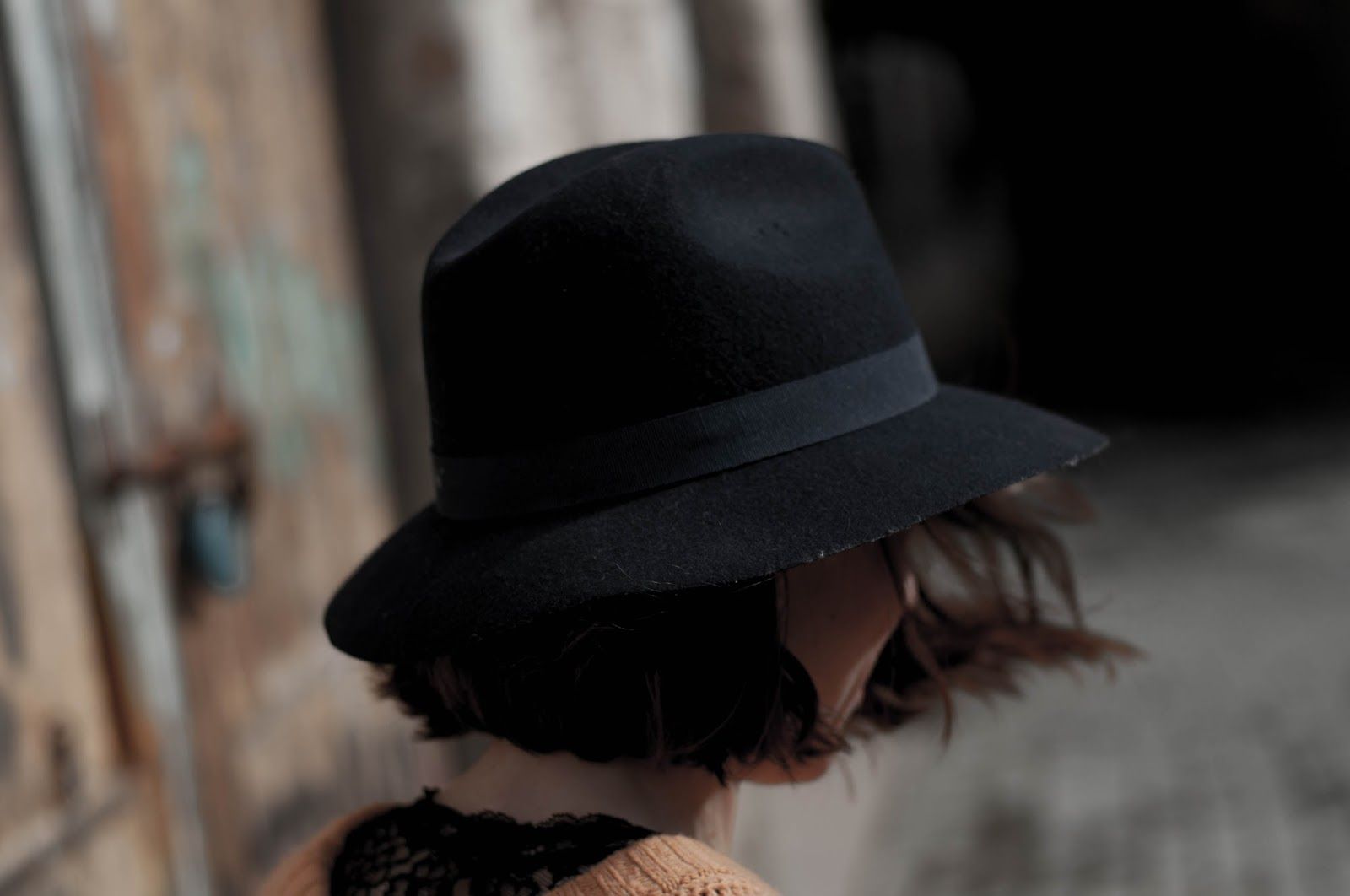 Botines Clarks, mom jeans Maje, sombrero Zara, jersei and other stories