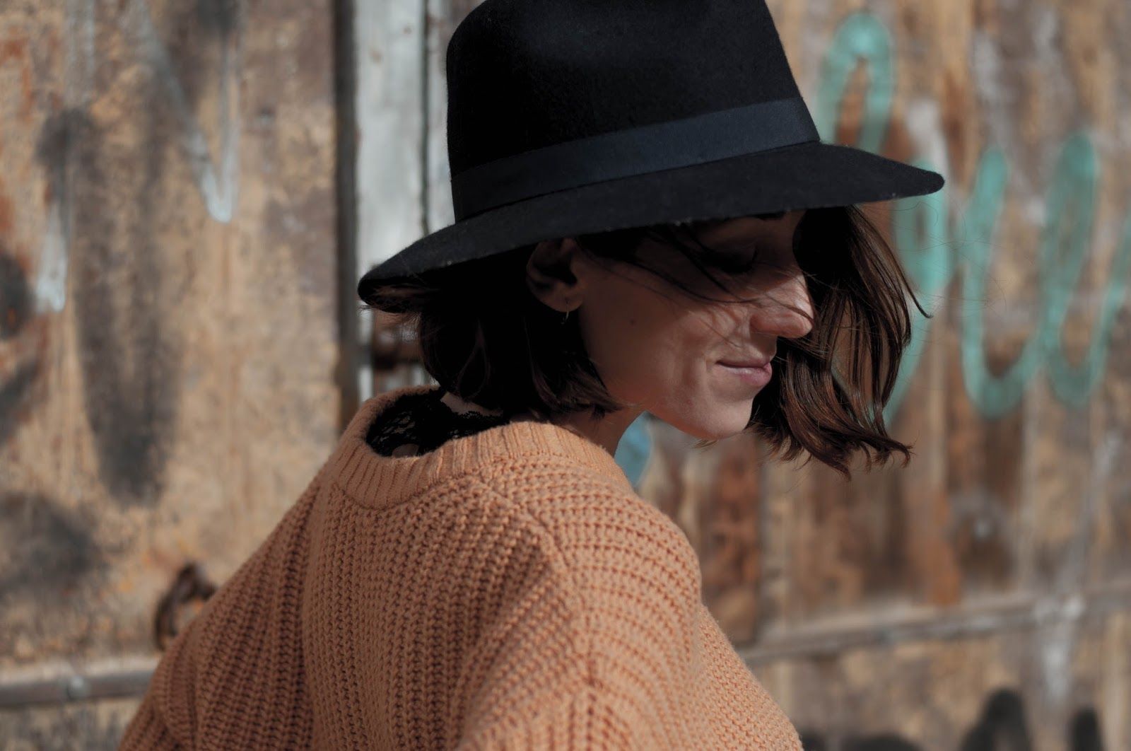 Botines Clarks, mom jeans Maje, sombrero Zara, jersei and other stories