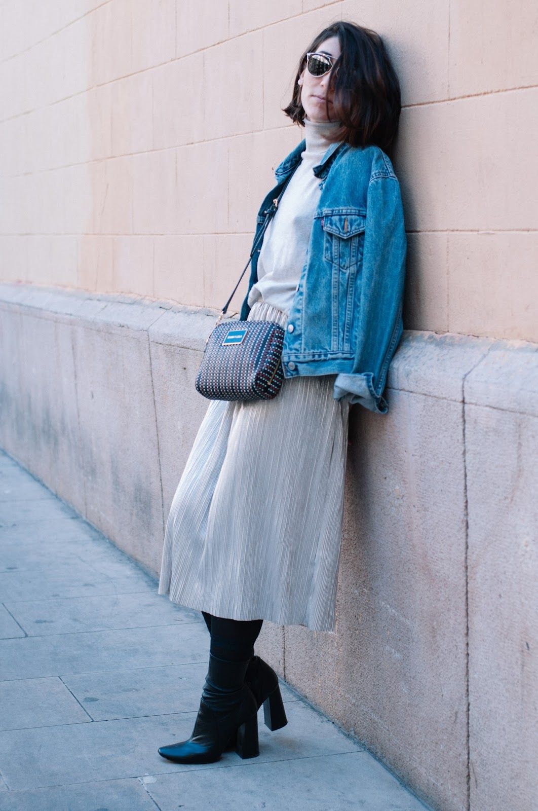 botines, falda Zara, jersey Mango, chaqueta Levi's, bolso Bimba y Lola