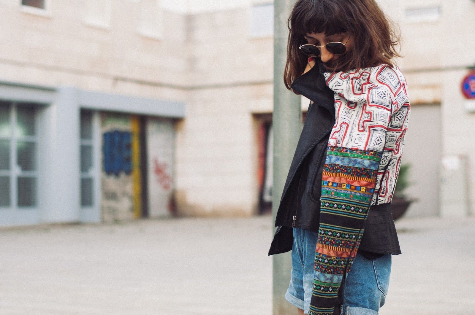 Chaqueta Desigual, short H&M, camiseta & other Stories, Sandalias Mango