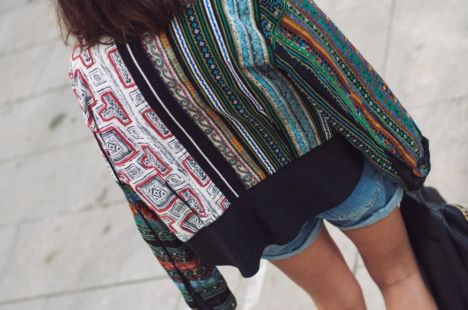 Chaqueta Desigual, short H&M, camiseta & other Stories, Sandalias Mango