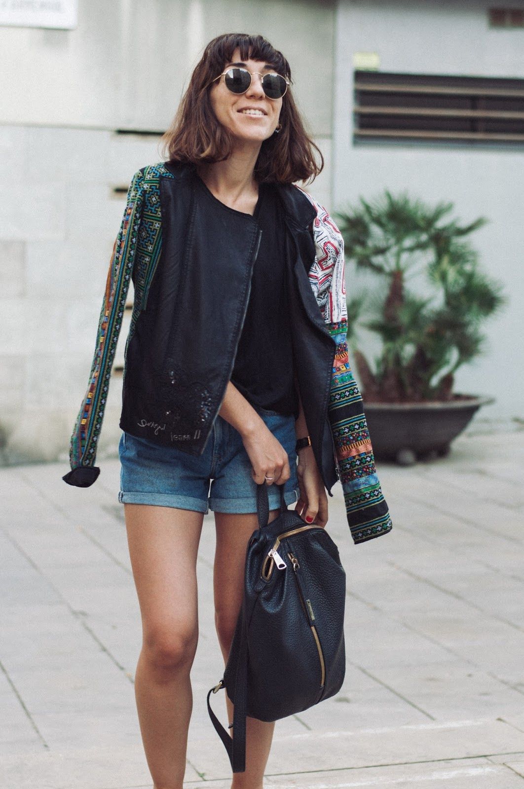 Chaqueta Desigual, short H&M, camiseta & other Stories, Sandalias Mango
