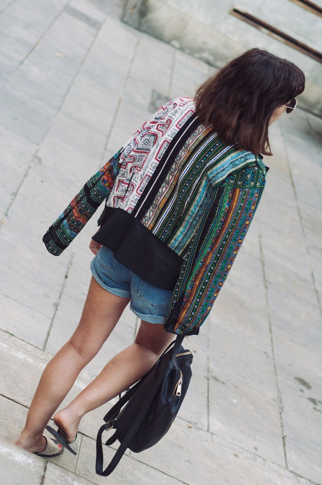 Chaqueta Desigual, short H&M, camiseta & other Stories, Sandalias Mango