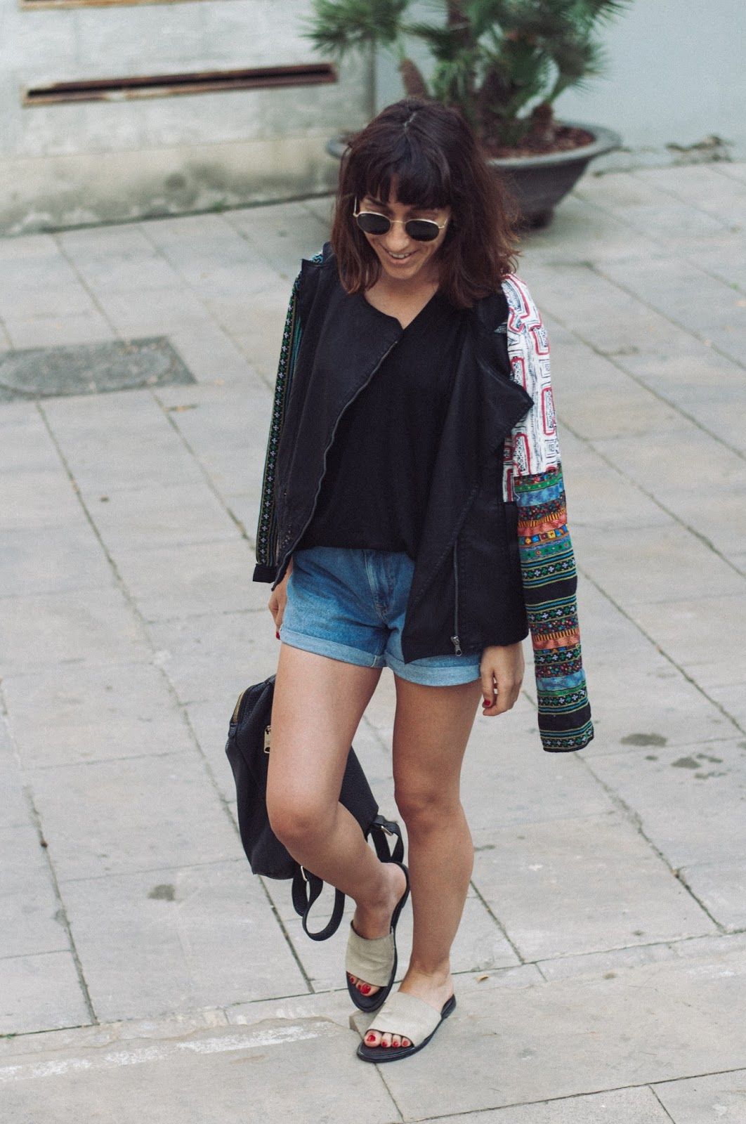 Chaqueta Desigual, short H&M, camiseta & other Stories, Sandalias Mango