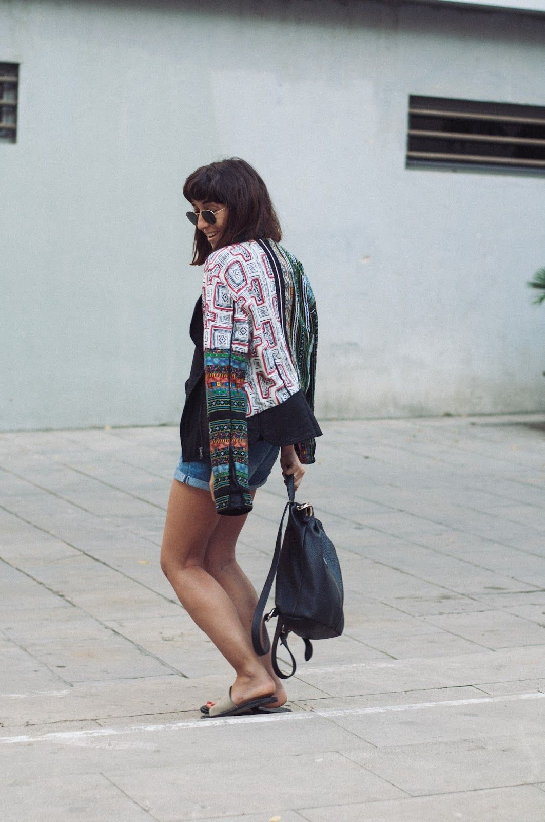 Chaqueta Desigual, short H&M, camiseta & other Stories, Sandalias Mango