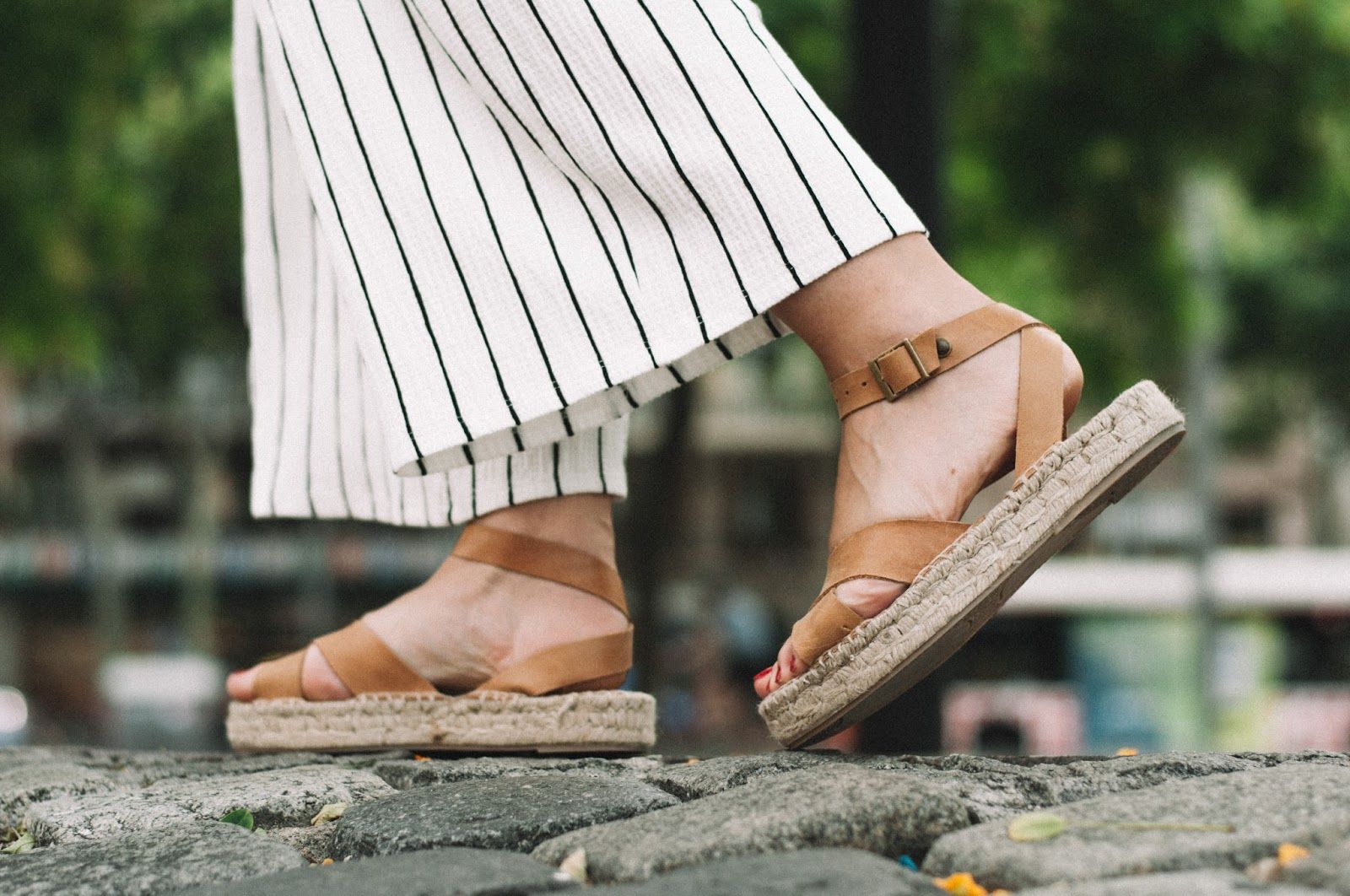 Camiseta, mono Bershka, Sandalias Polka Shoes, sombrero Lack of Color, Bolso Pepe Moll