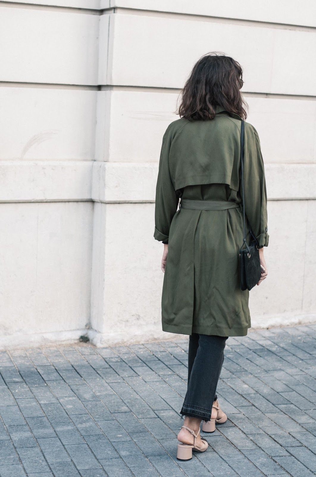Gabardina Topshop, pantalones y camiseta & other stories, zapatos Uterque, collar Dlirio
