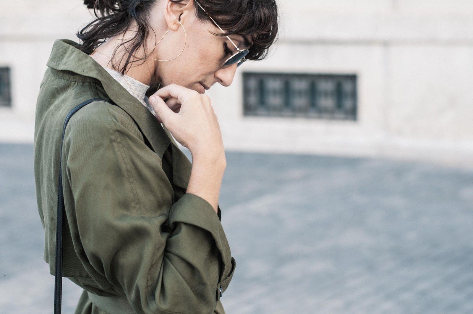 Gabardina Topshop, pantalones y camiseta & other stories, zapatos Uterque, collar Dlirio