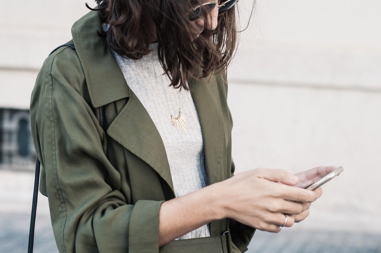 Gabardina Topshop, pantalones y camiseta & other stories, zapatos Uterque, collar Dlirio