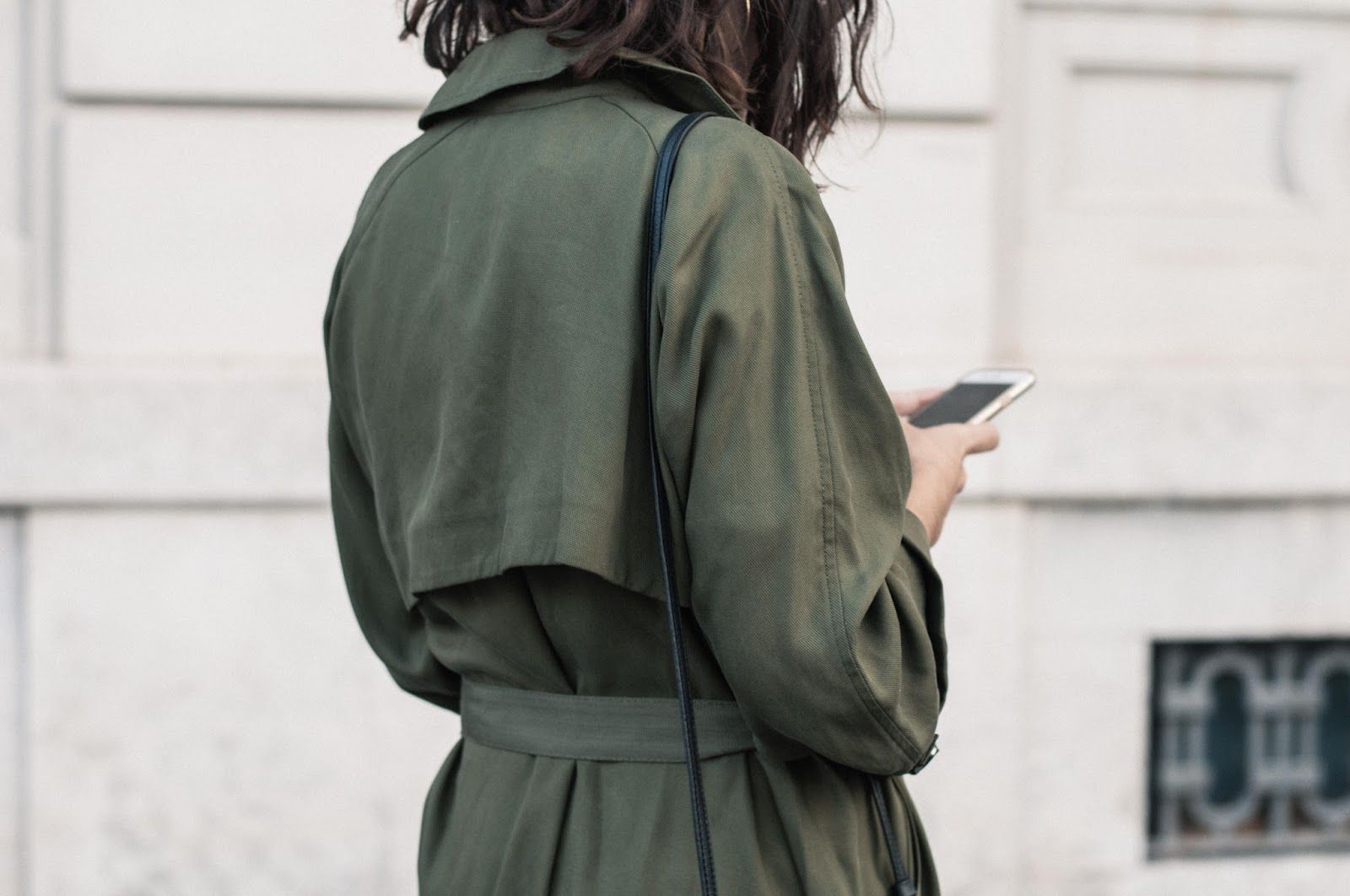 Gabardina Topshop, pantalones y camiseta & other stories, zapatos Uterque, collar Dlirio