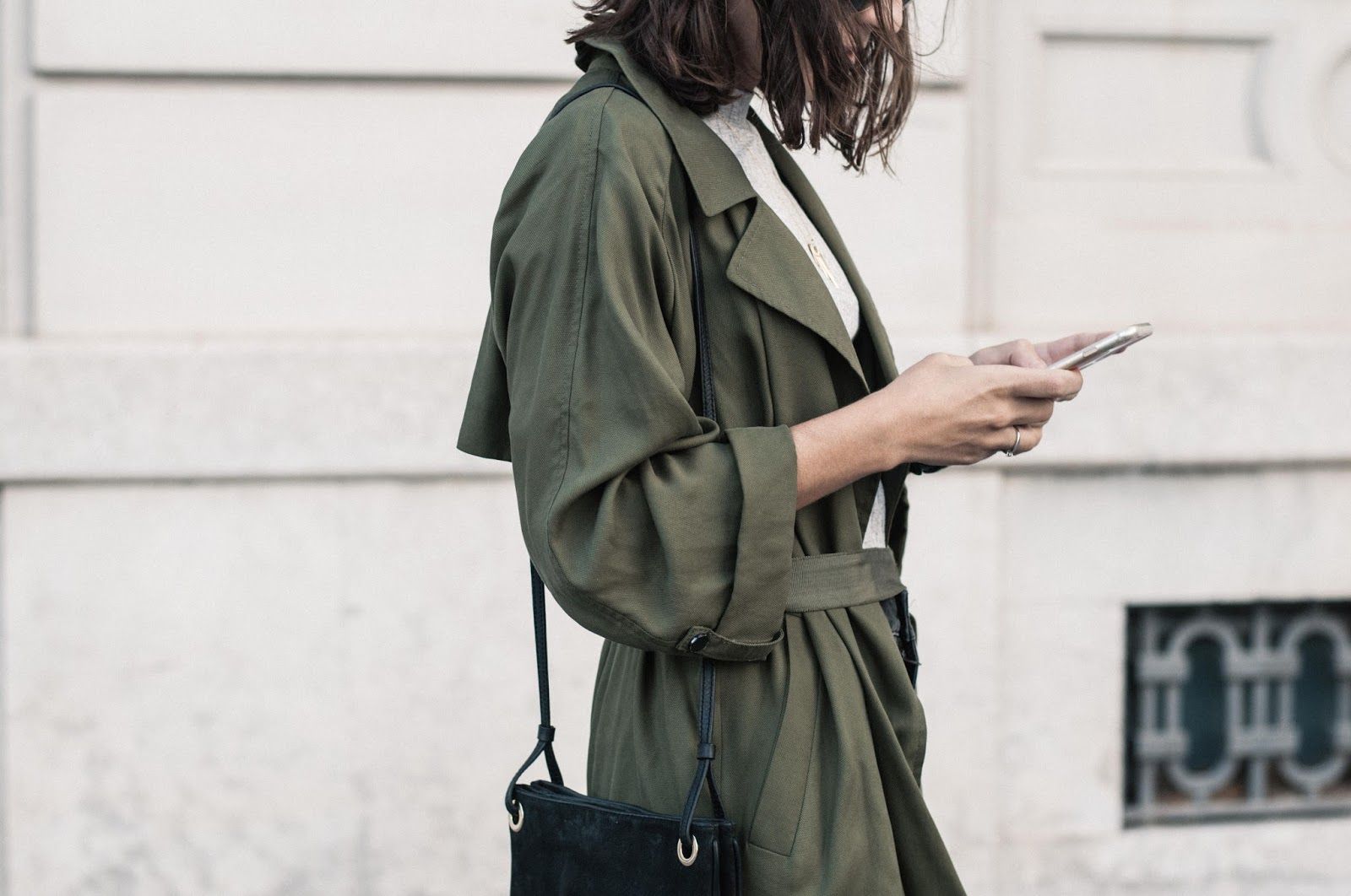 Gabardina Topshop, pantalones y camiseta & other stories, zapatos Uterque, collar Dlirio