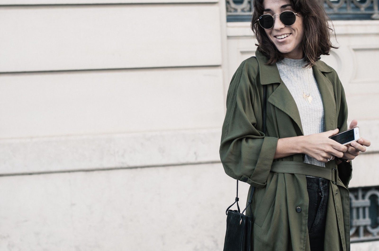 Gabardina Topshop, pantalones y camiseta & other stories, zapatos Uterque, collar Dlirio