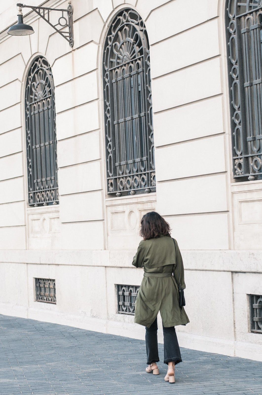 Gabardina Topshop, pantalones y camiseta & other stories, zapatos Uterque, collar Dlirio