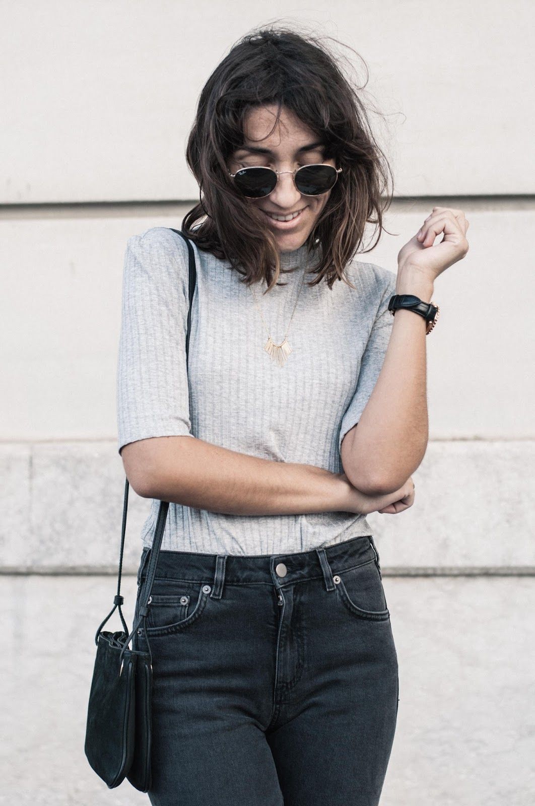 Gabardina Topshop, pantalones y camiseta & other stories, zapatos Uterque, collar Dlirio
