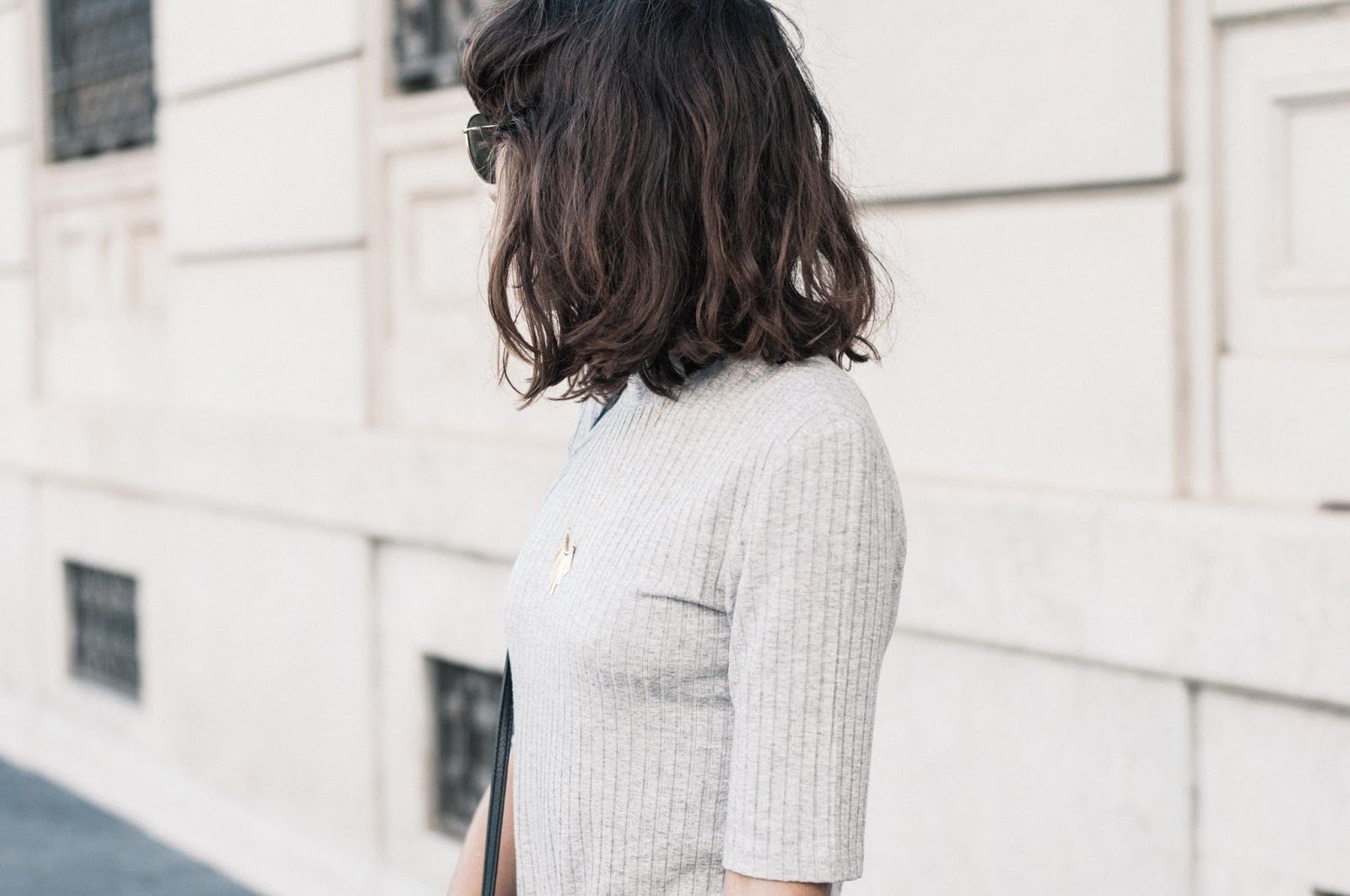 Gabardina Topshop, pantalones y camiseta & other stories, zapatos Uterque, collar Dlirio