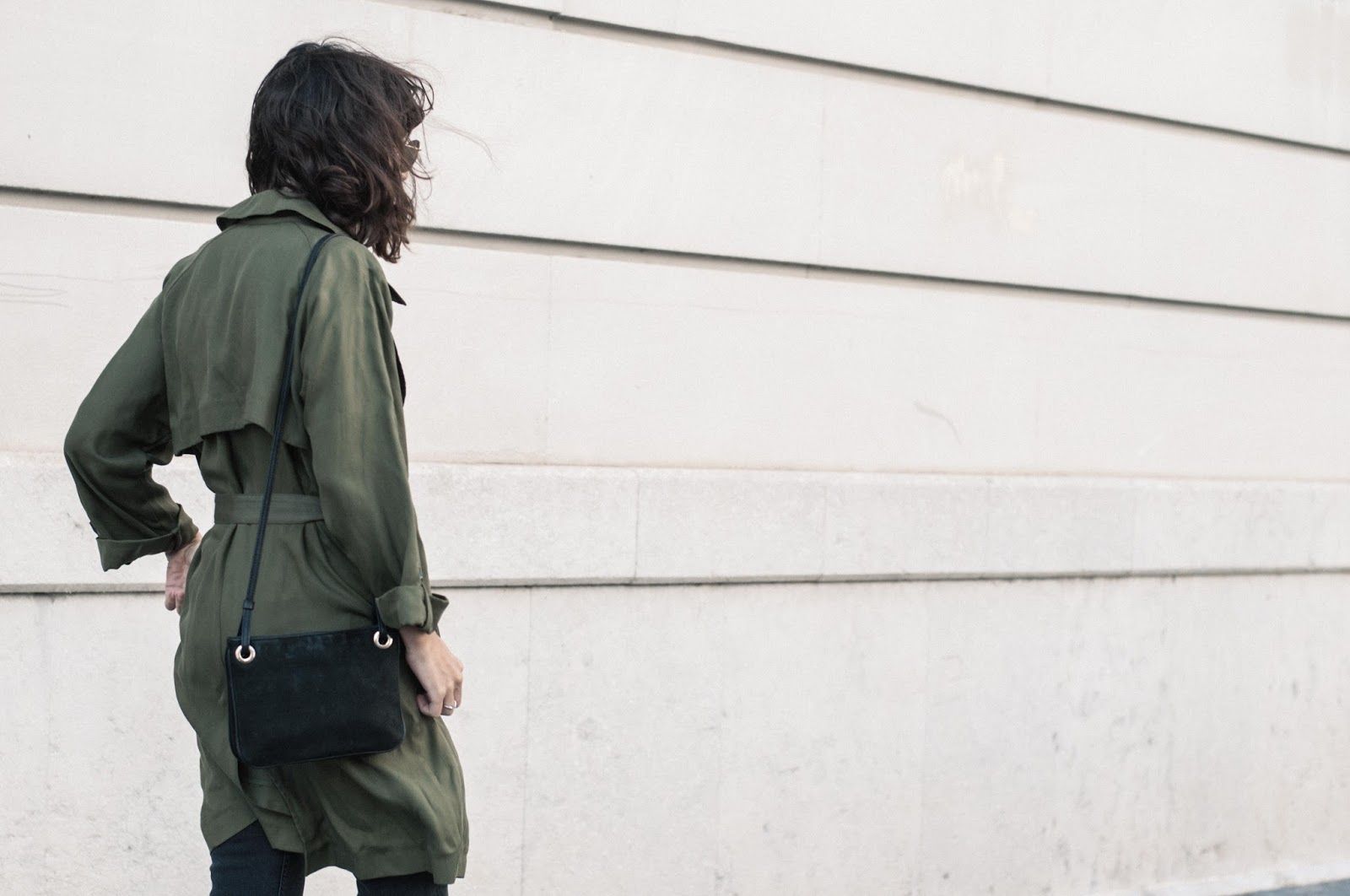 Gabardina Topshop, pantalones y camiseta & other stories, zapatos Uterque, collar Dlirio