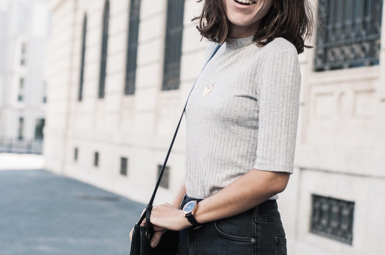 Gabardina Topshop, pantalones y camiseta & other stories, zapatos Uterque, collar Dlirio