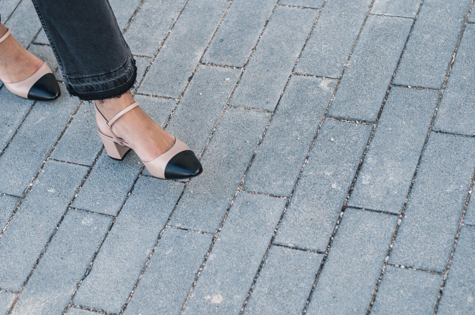 Gabardina Topshop, pantalones y camiseta & other stories, zapatos Uterque, collar Dlirio