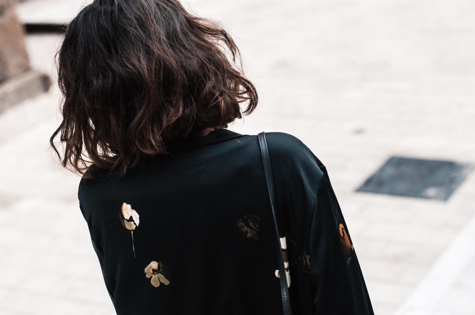 Kimono largo Mango, bolso, jeans & other stories, camiseta Bershka, zapatos Uterque