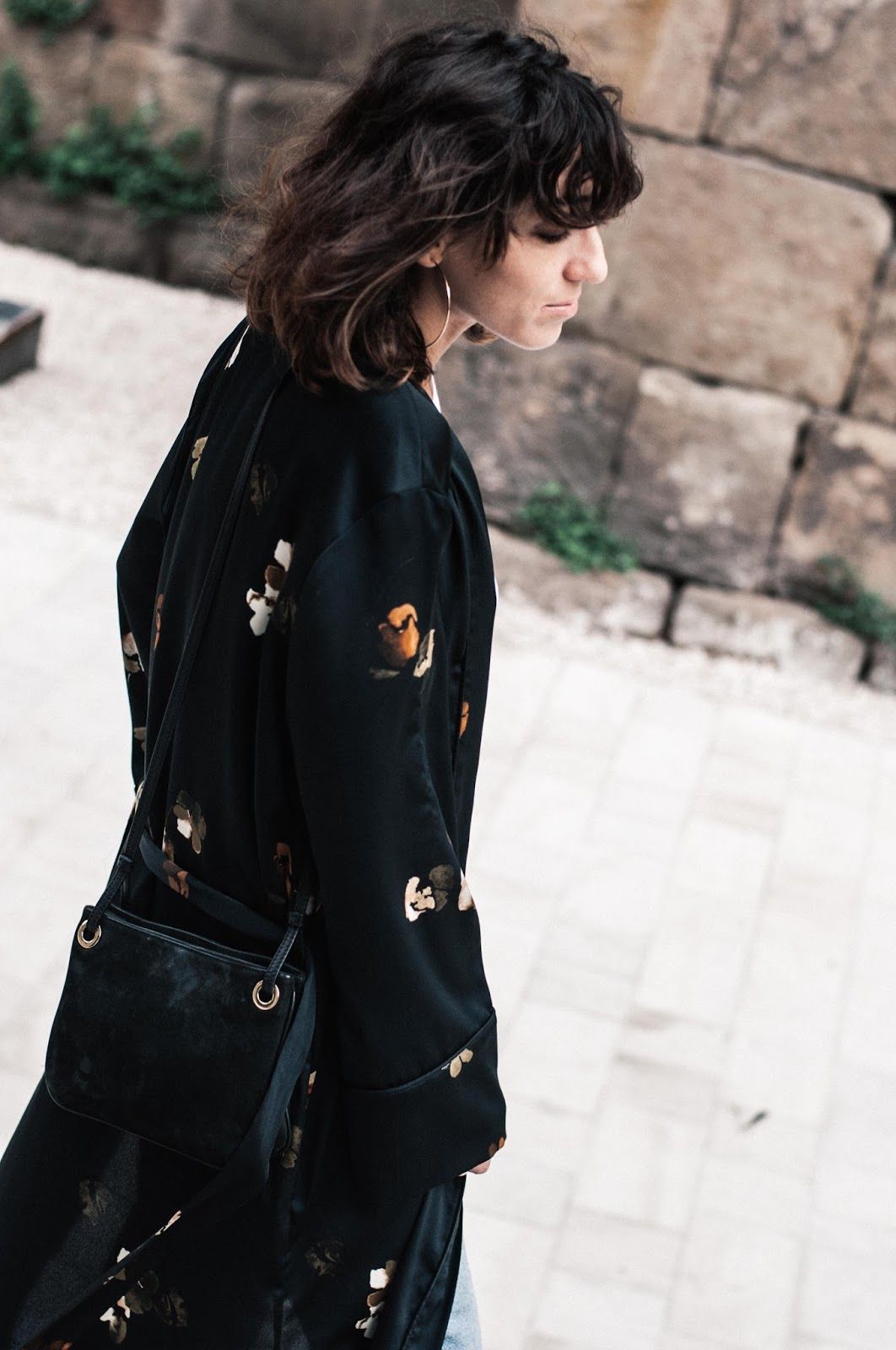 Kimono largo Mango, bolso, jeans & other stories, camiseta Bershka, zapatos Uterque