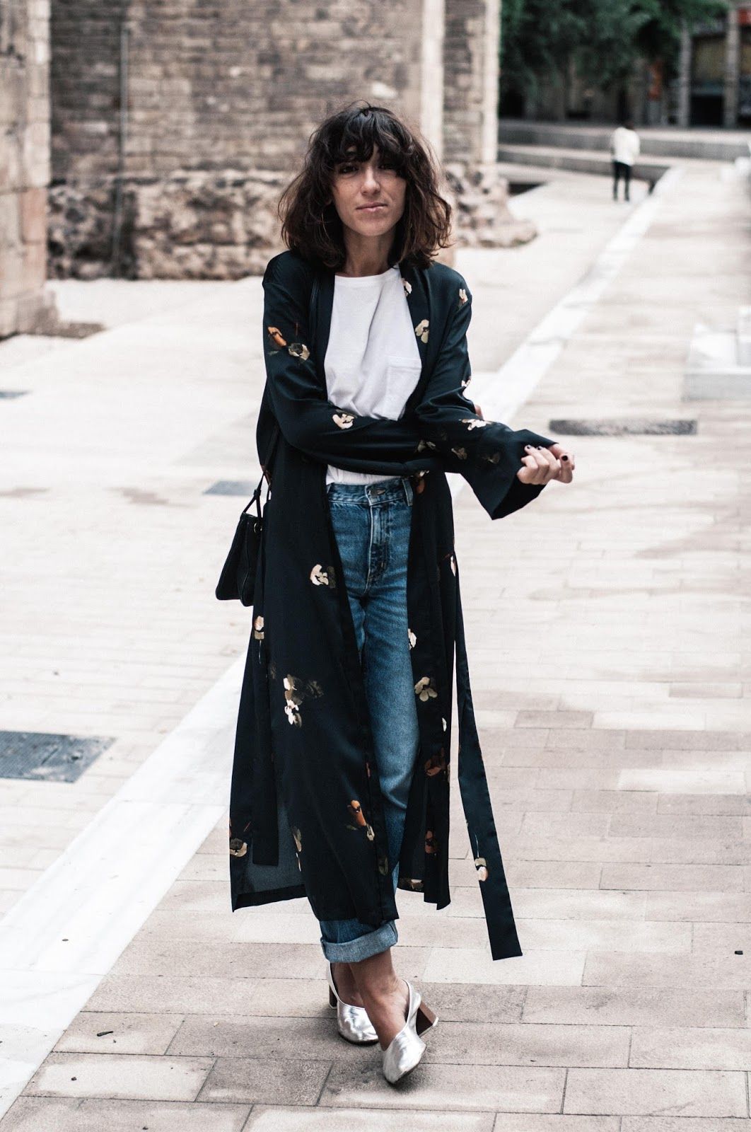 Kimono largo Mango, bolso, jeans & other stories, camiseta Bershka, zapatos Uterque