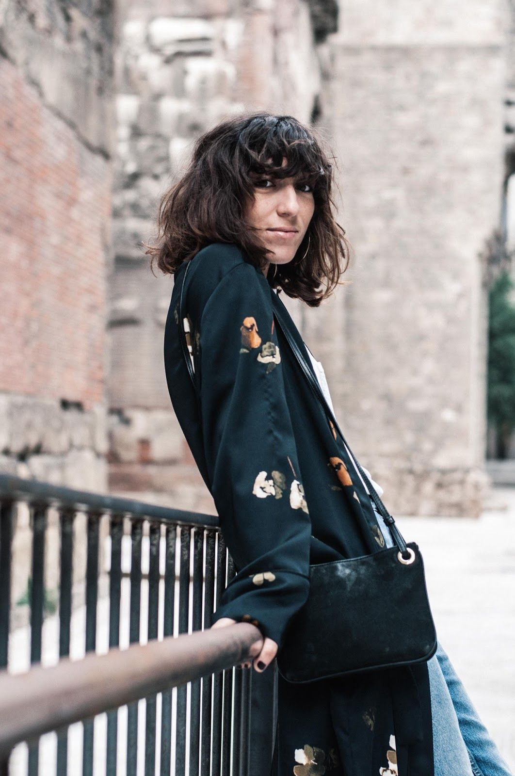 Kimono largo Mango, bolso, jeans & other stories, camiseta Bershka, zapatos Uterque