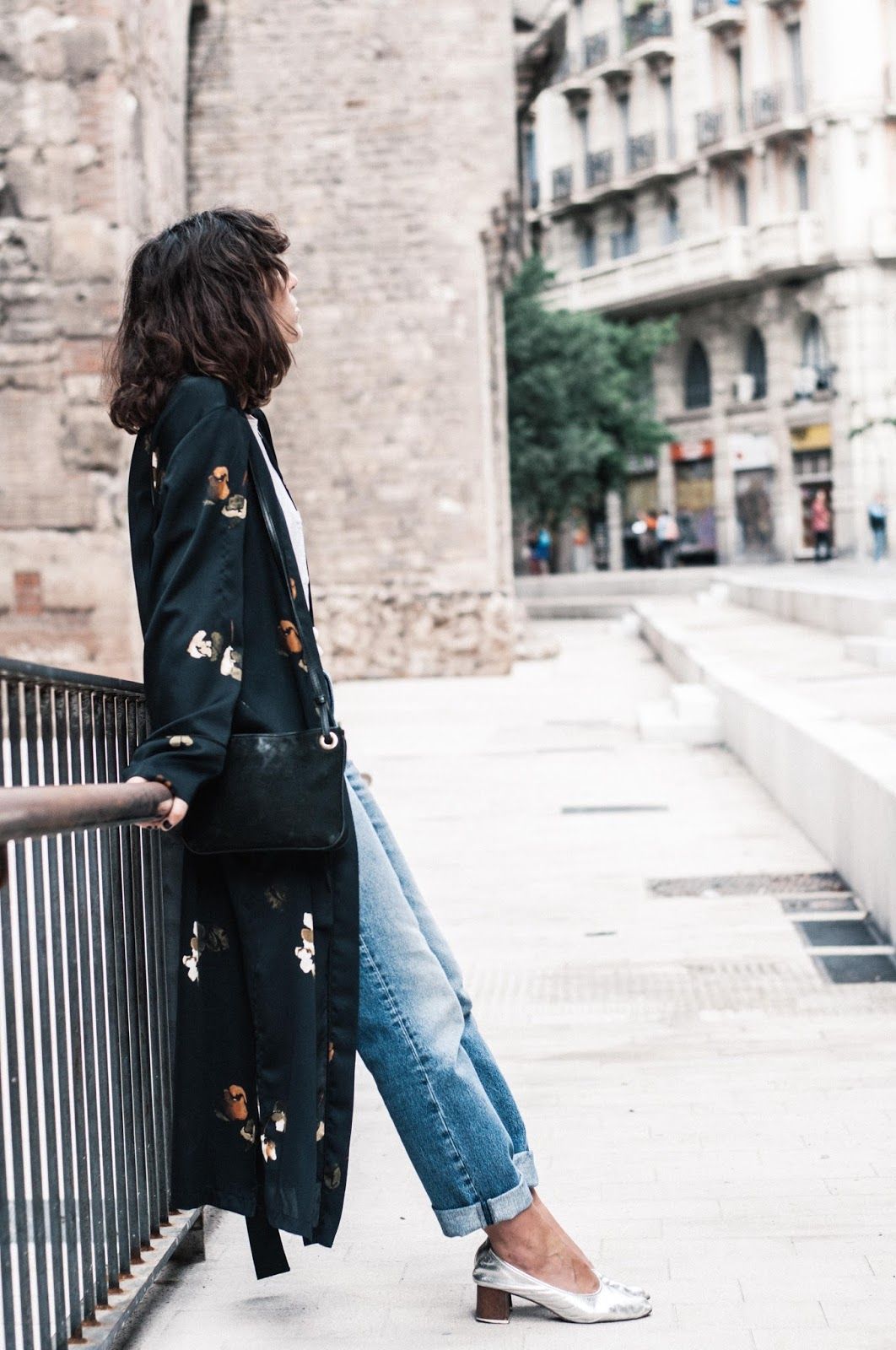 Kimono largo Mango, bolso, jeans & other stories, camiseta Bershka, zapatos Uterque
