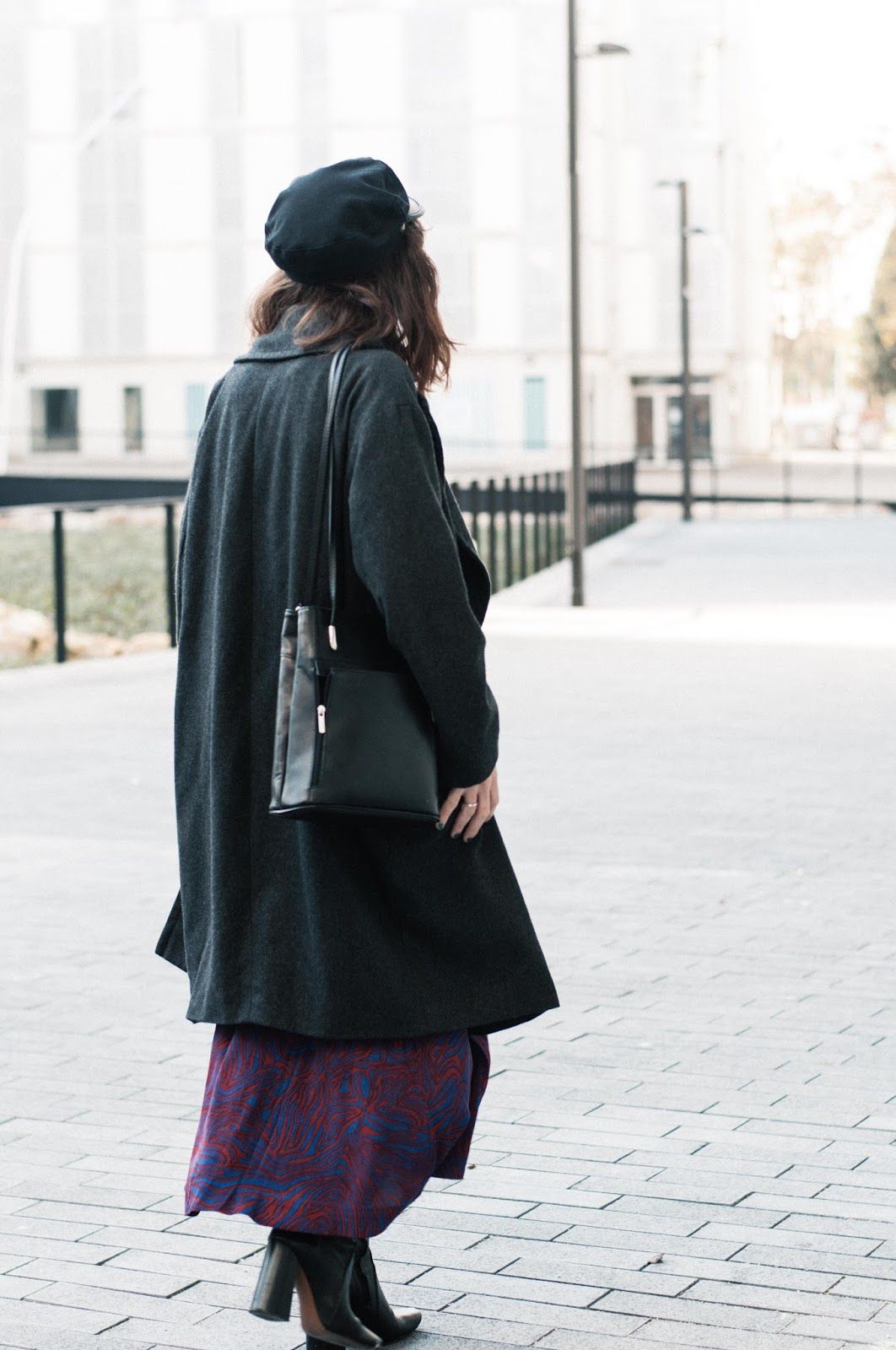 Falda & other stories, camiseta Mango, gorra Asos, botines Zara