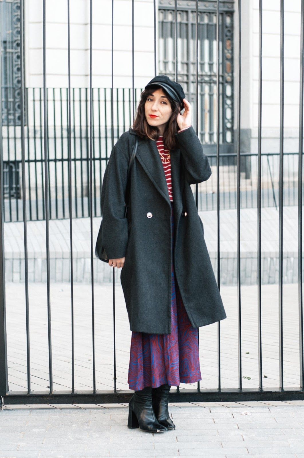 Falda & other stories, camiseta Mango, gorra Asos, botines Zara