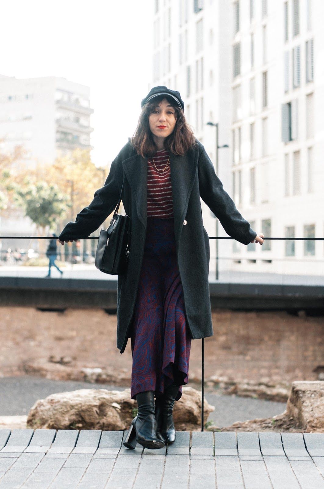 Falda & other stories, camiseta Mango, gorra Asos, botines Zara