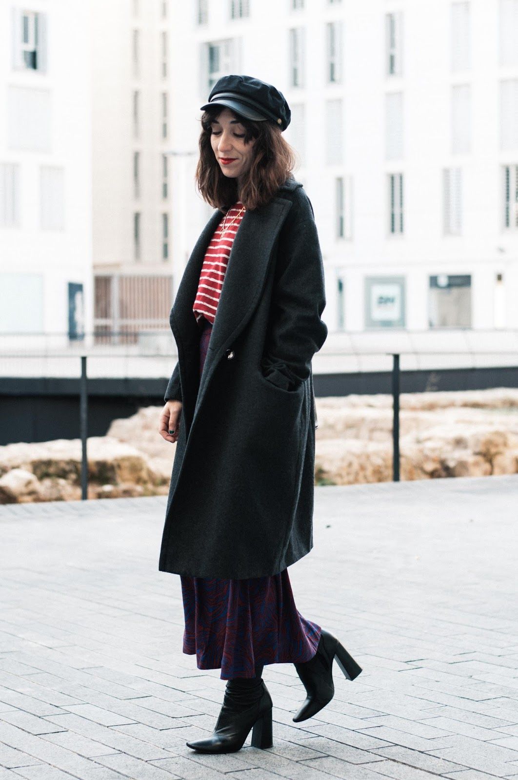 Falda & other stories, camiseta Mango, gorra Asos, botines Zara