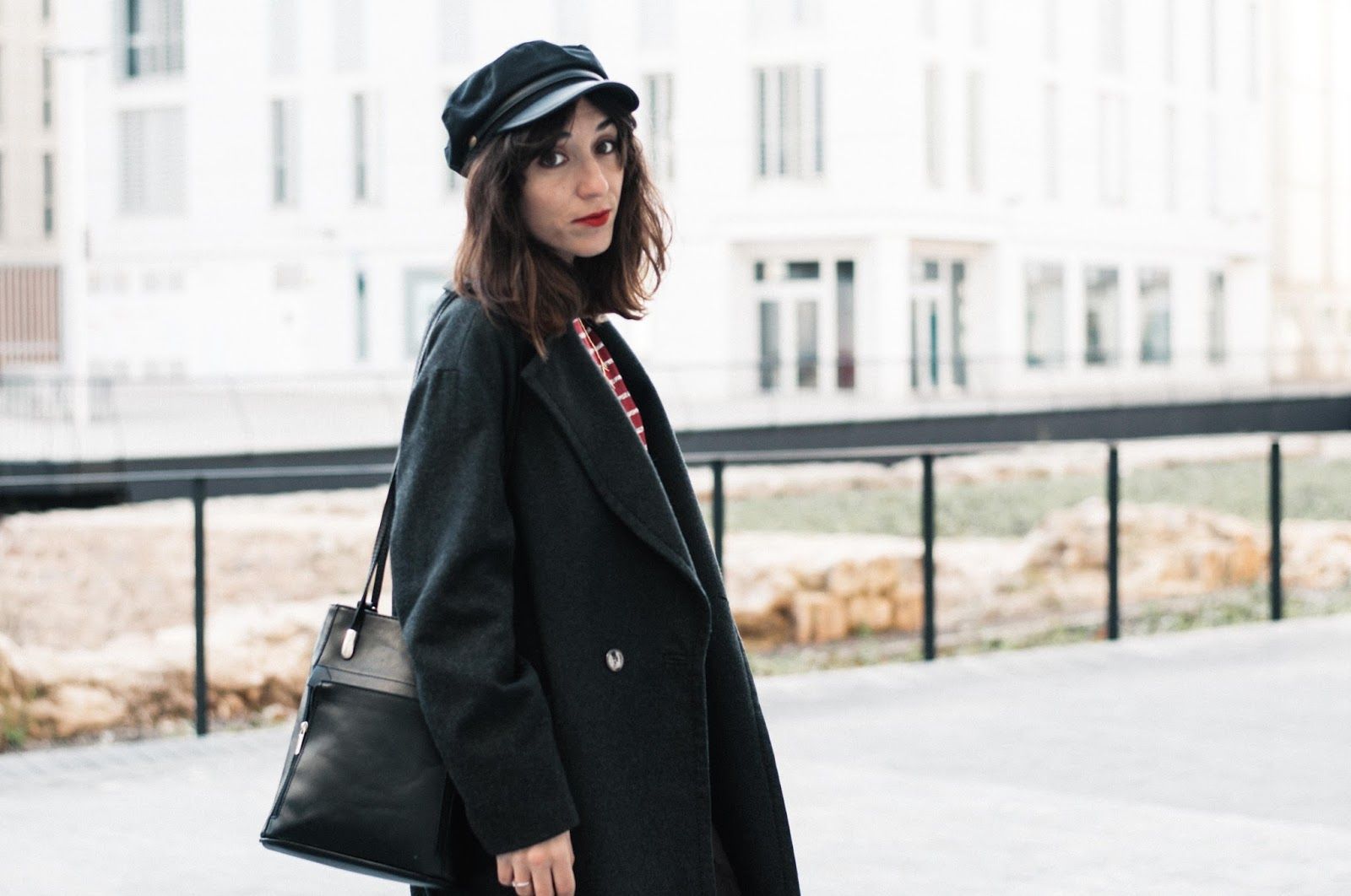 Falda & other stories, camiseta Mango, gorra Asos, botines Zara