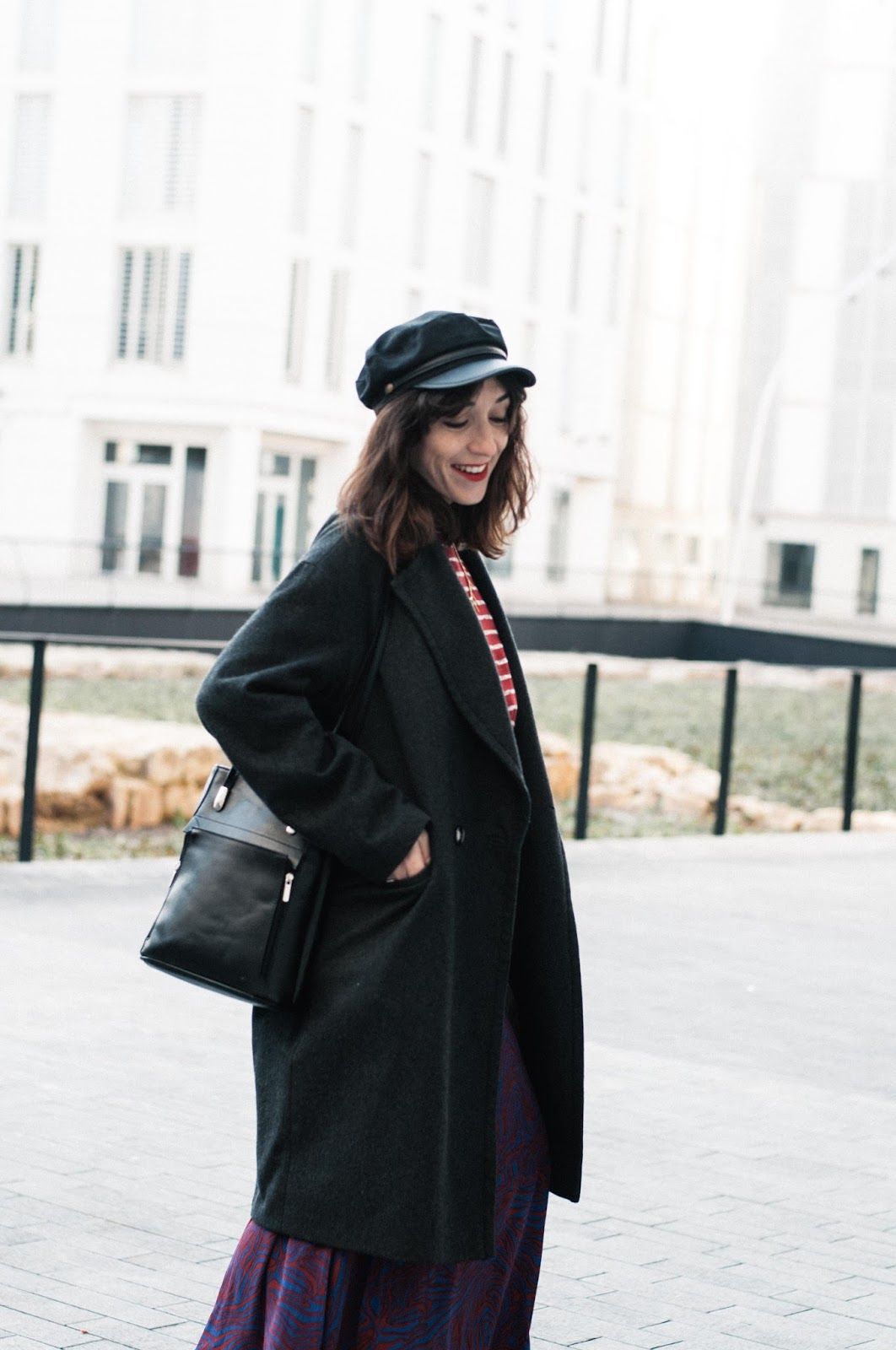 Falda & other stories, camiseta Mango, gorra Asos, botines Zara