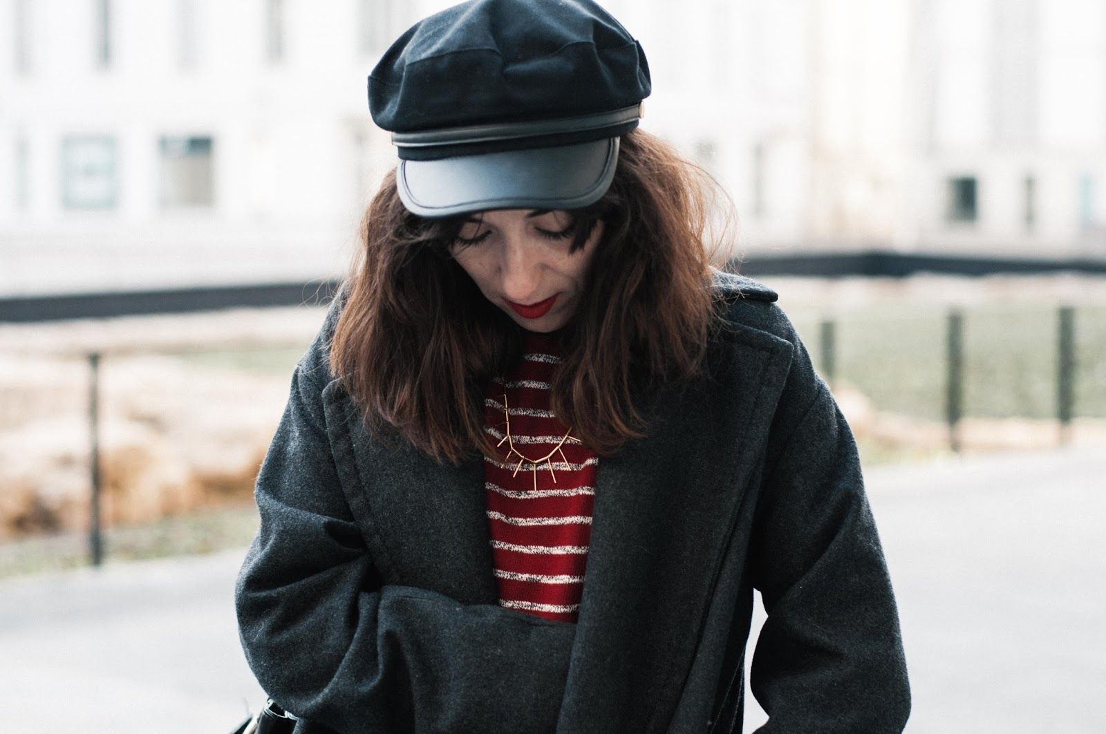 Falda & other stories, camiseta Mango, gorra Asos, botines Zara