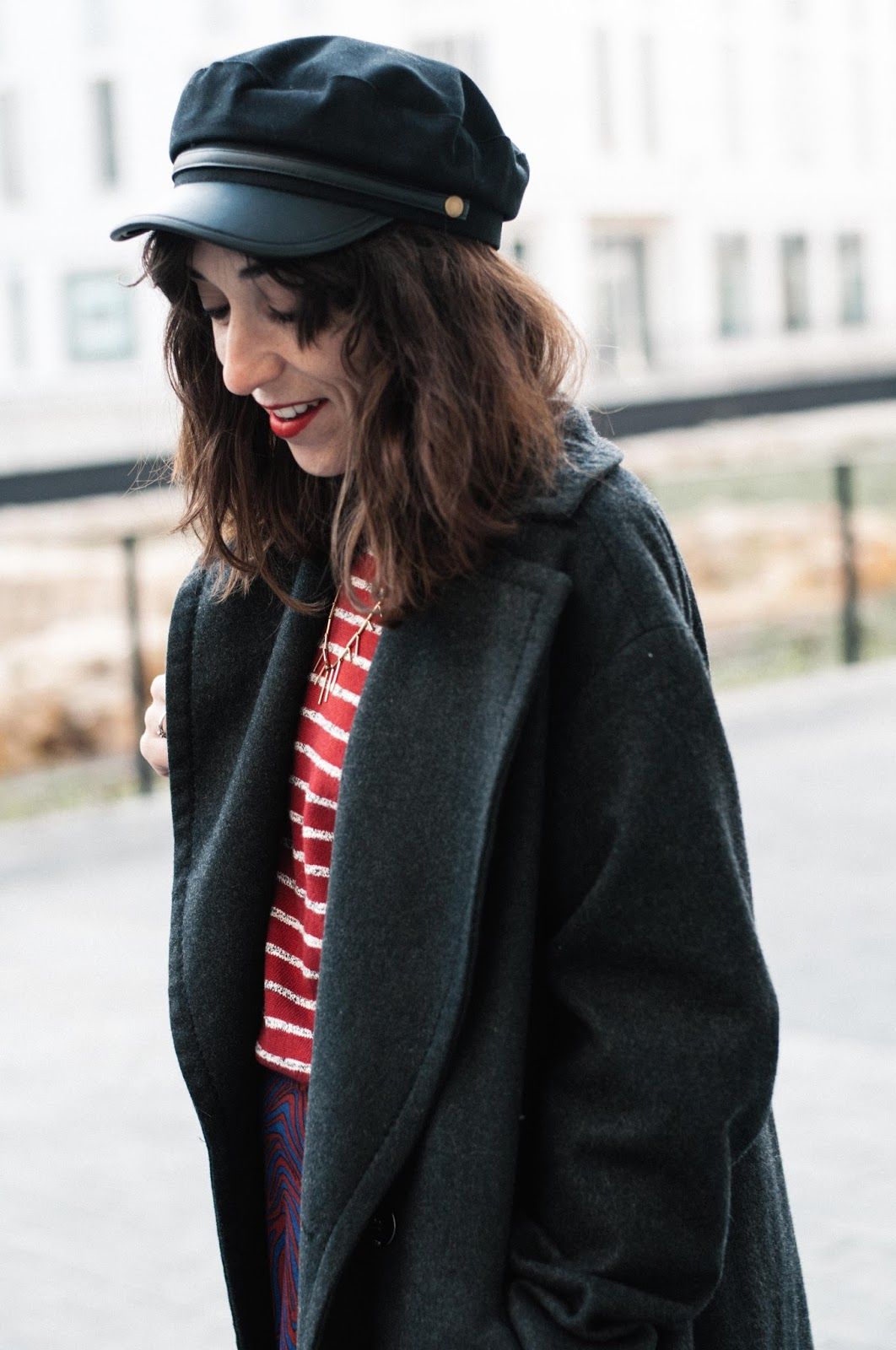 Falda & other stories, camiseta Mango, gorra Asos, botines Zara