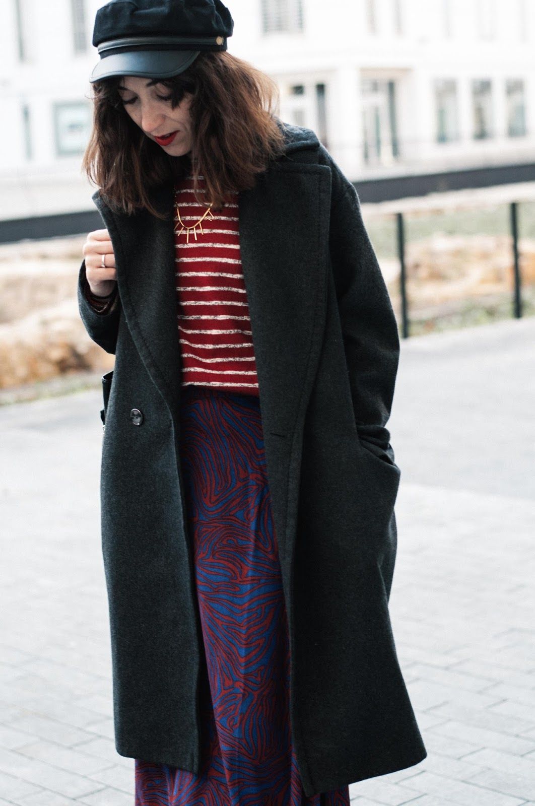 Falda & other stories, camiseta Mango, gorra Asos, botines Zara