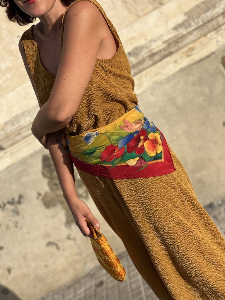 Outfit con mono mostaza oversize de Mango y pañuelo en la cintura como cinturón