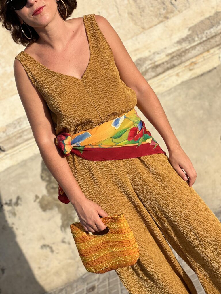 Outfit con mono mostaza oversize de Mango y pañuelo en la cintura como cinturón
