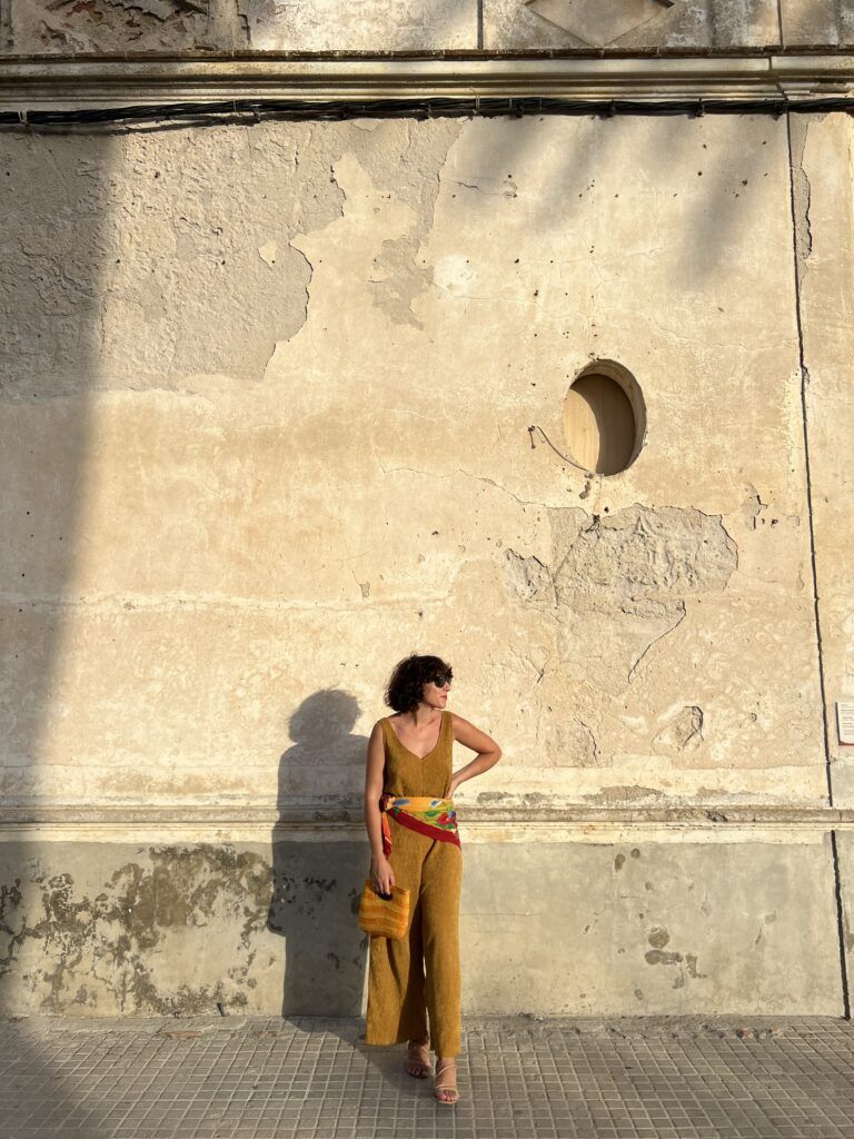 Outfit con mono mostaza oversize de Mango y pañuelo en la cintura como cinturón