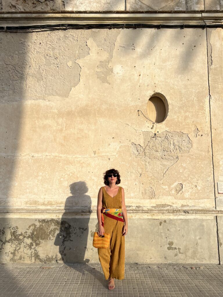 Outfit con mono mostaza oversize de Mango y pañuelo en la cintura como cinturón
