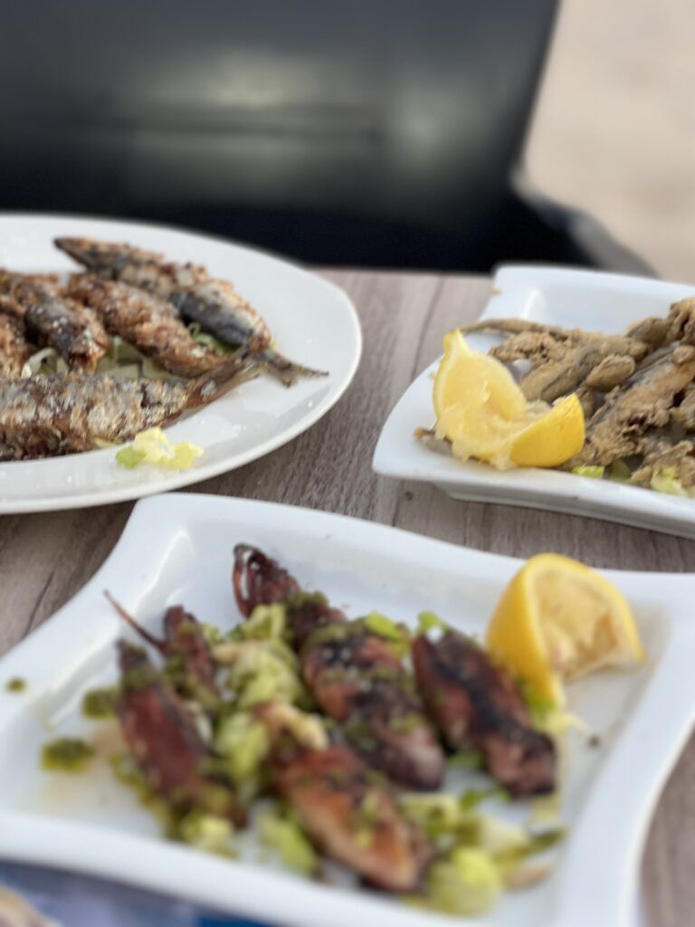 Sardinas a la plancha, chipirones y pescadito frito del restaurante Las Benjumeas de Zahara de los Atunes
