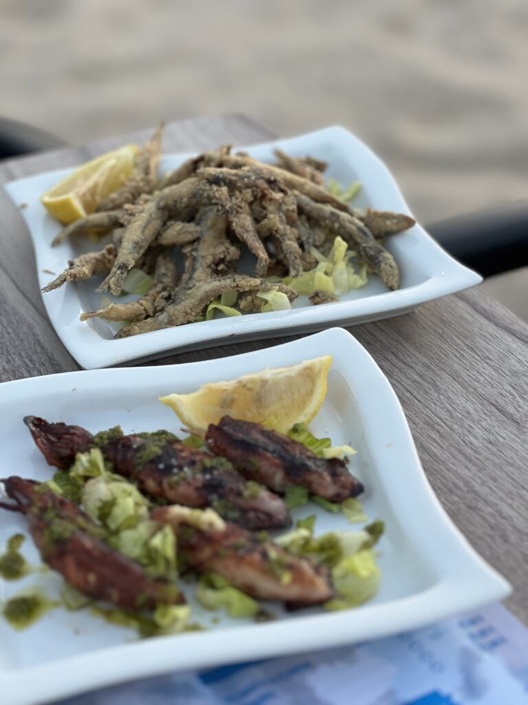 Sardinas a la plancha, chipirones y pescadito frito del restaurante Las Benjumeas de Zahara de los Atunes