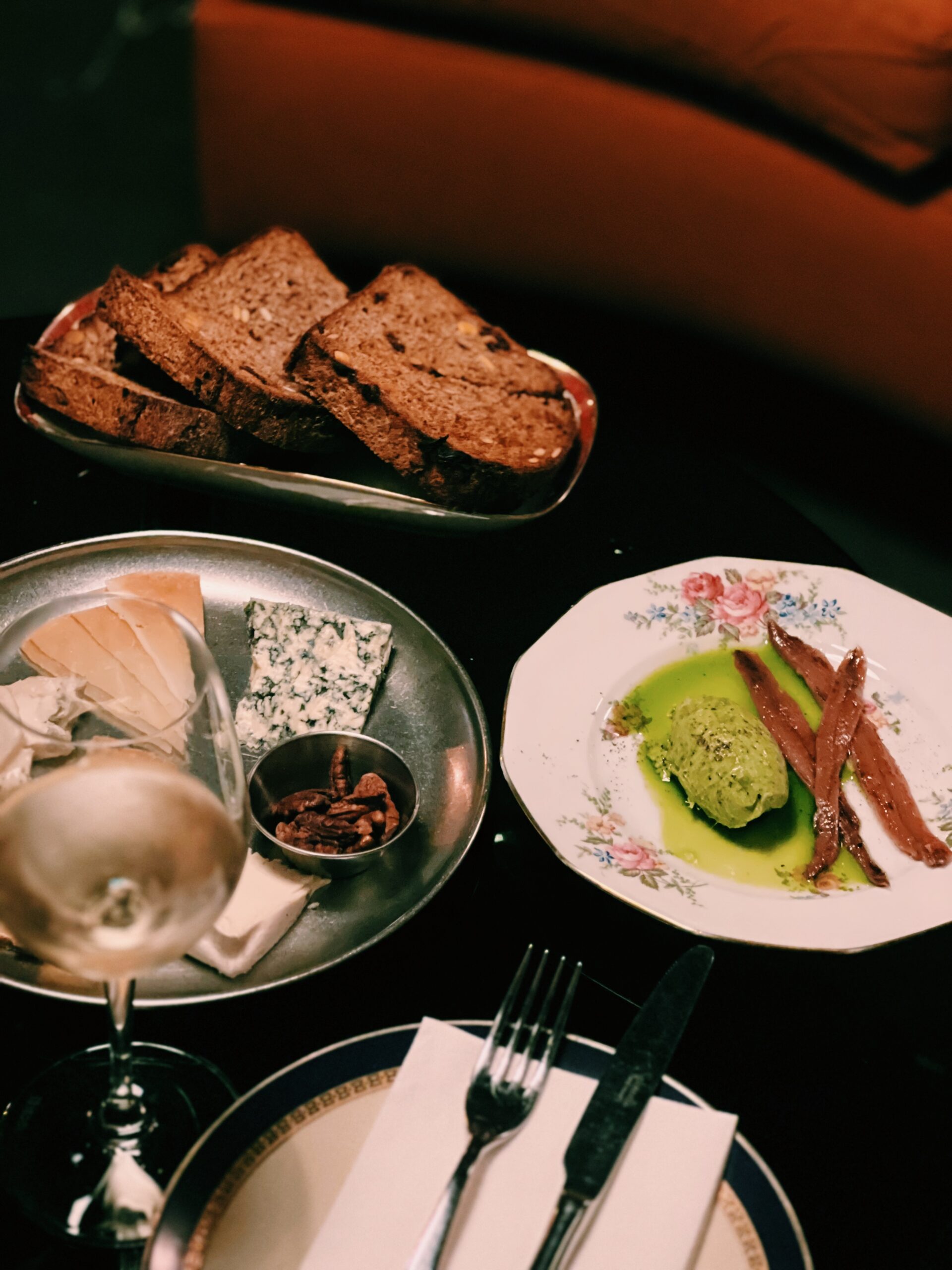 Tabla de quesos, vinos naturales, anchoas y pan de Amateur Bar en el Poblenou de Barcelona