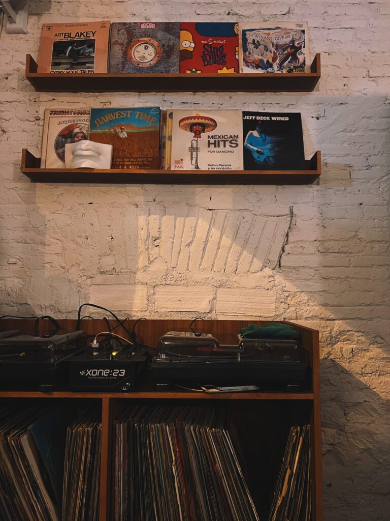 Zona de vinilos de Fiffty Fiffty mostrando su barra y ambiente elegante para disfrutar de vinos naturales